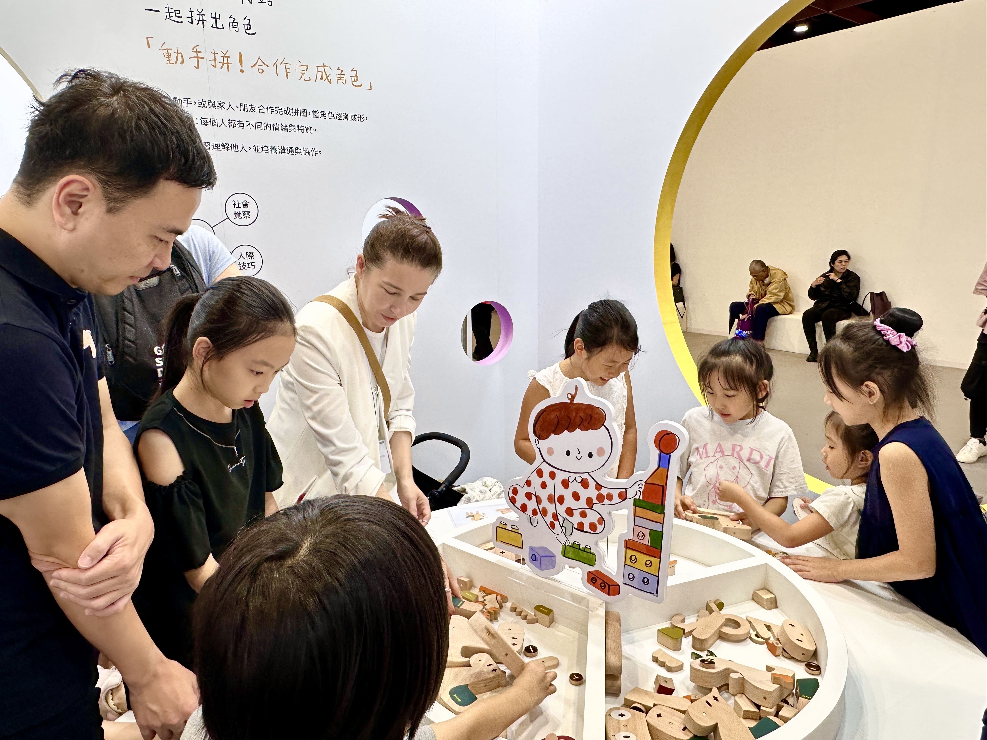 孩子透過協作完成Pixsee角色拼圖